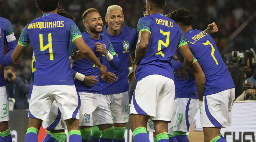 Jogadores do Brasil comemoram gol no amistoso contra a Tunísia