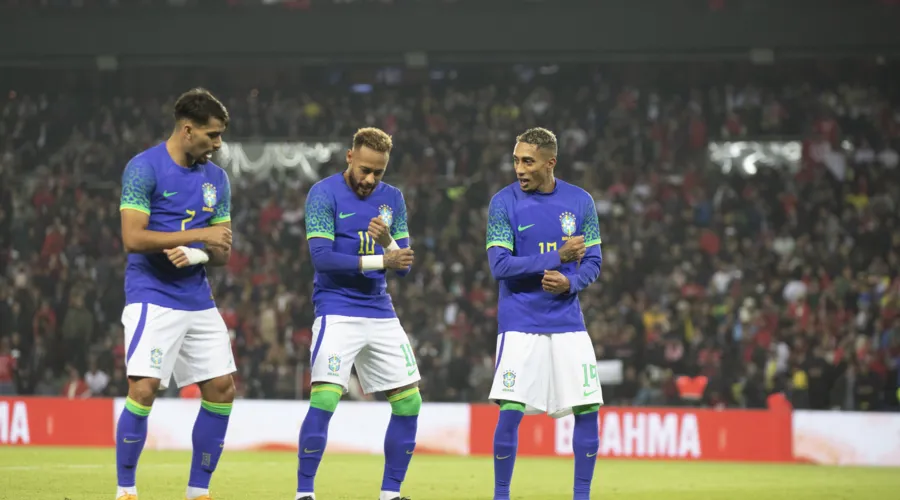 Lucas Paquetá, Neymar e Raphinha dançam juntos para comemorar o gol