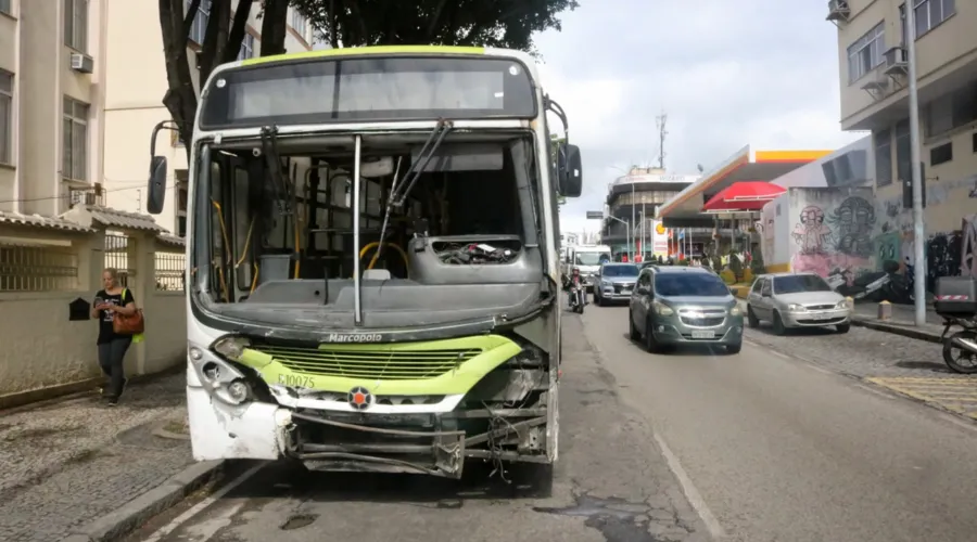 Frente do ônibus ficou destruída após o impacto