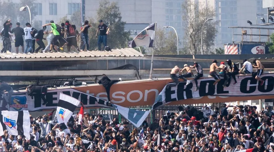 Parte da cobertura e da placa de publicidade do Estádio Monumental do do Chile desaba com torcedores