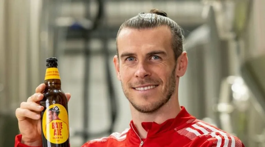 Bale exibindo sua cerveja, a Bale Ale