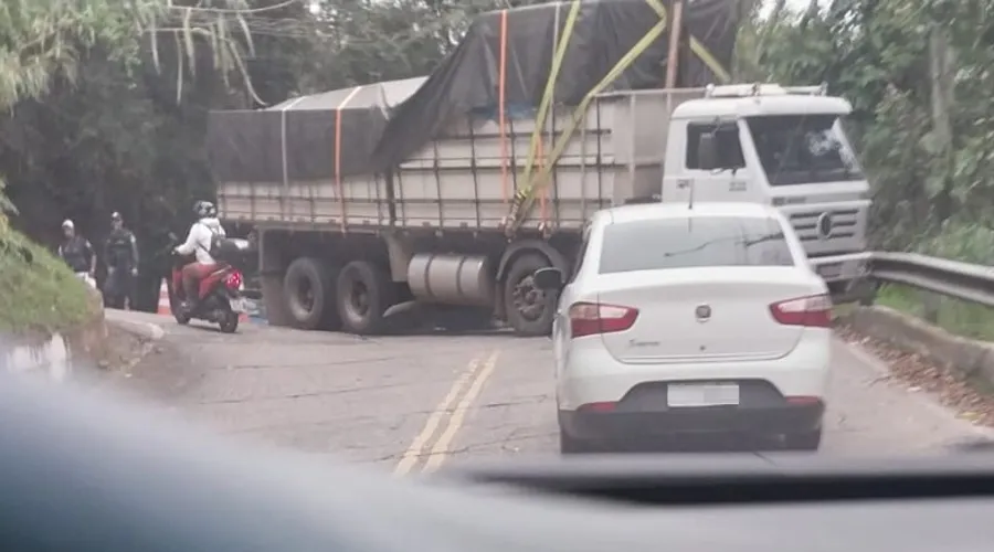 Caminhão atrapalha pista no sentido Maricá
