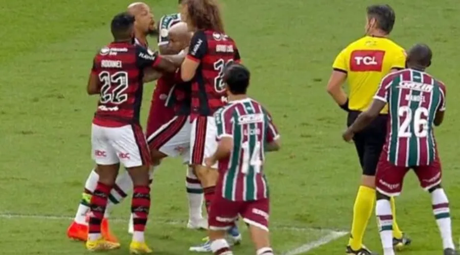 Jogadores de Flamengo e Fluminense discutem em clássico pelo Brasileirão