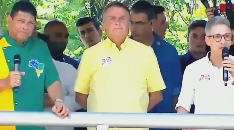 Bolsonaro ao lado de de líder religioso e do governador de Minas, Zema