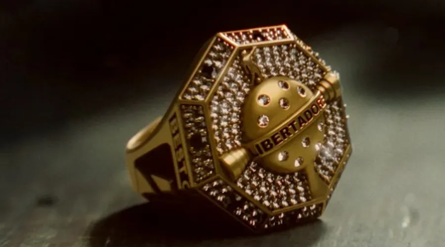 O anel de ouro foi confeccionado com 125 diamantes para premiar o melhor jogador da Libertadores.