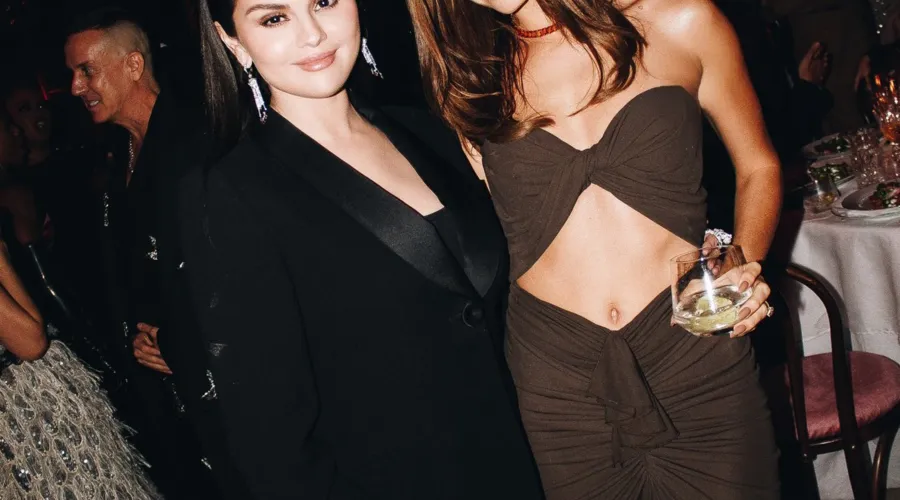 Selena Gomez, de 30 de anos e Hailey Bieber, de 25 anos