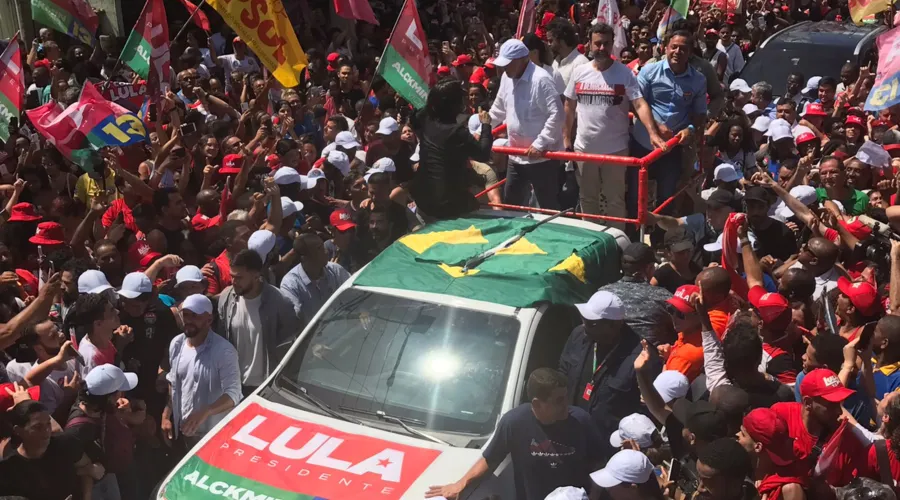 Lula circulou em cima de carro pelas ruas do centro do município