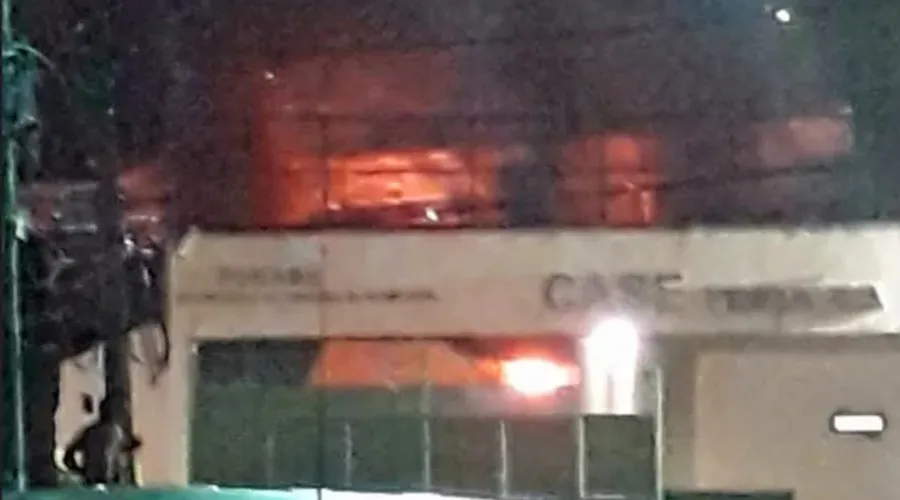 Internos atearam fogo em colchões espalhados pelas vias de acesso a uma das alas da unidade