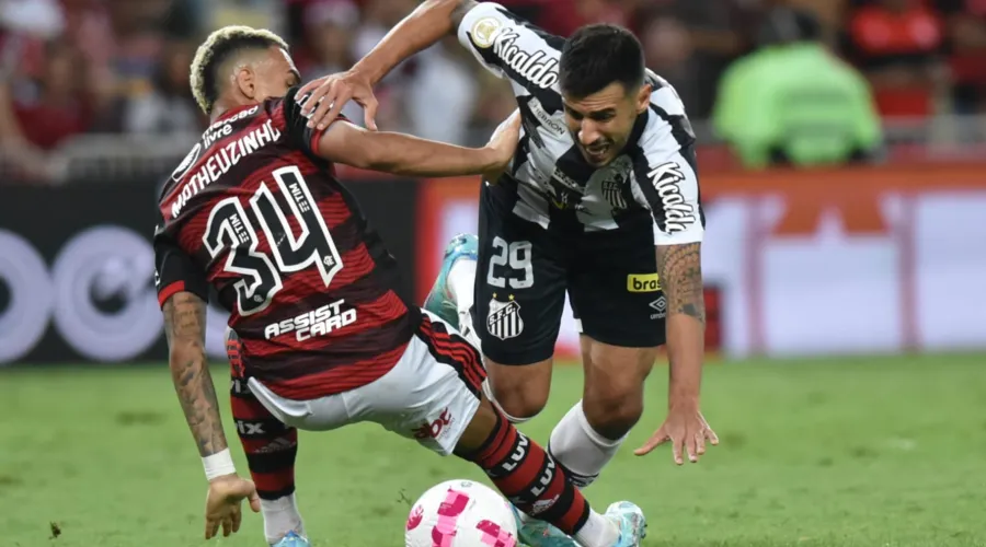 Matheuzinho derrubou Camacho na área, mas arbitragem não marcou pênalti