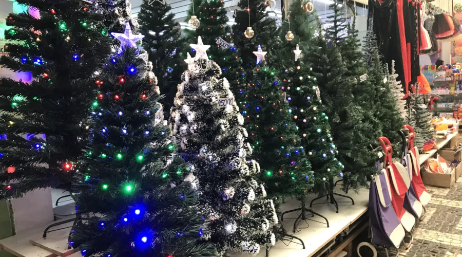 Árvores de Natal já ganham espaço no comércio