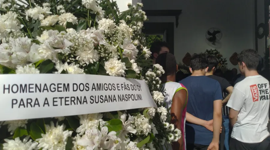 Centenas de pessoas, entre amigos e parentes, prestaram condolências à família de Naspolini
