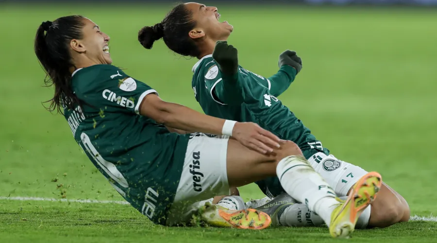 Poliana comemora com Bia Zaneratto o gol marcado pelo Palmeiras contra o Boca Juniors