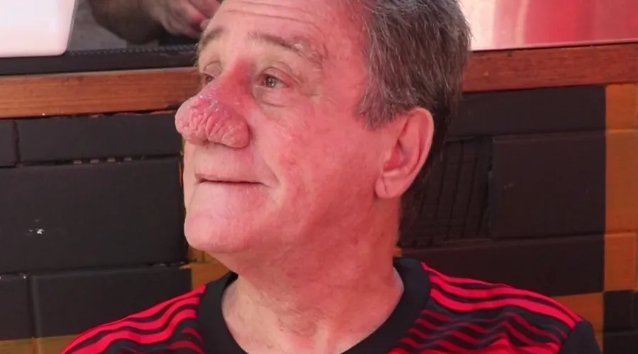 Senhor finge nervosismo com o resultado e exibe camisa do Flamengo