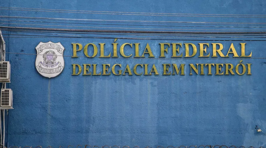 A jovem foi levada para a delegacia da Polícia Federal, no Centro de Niterói