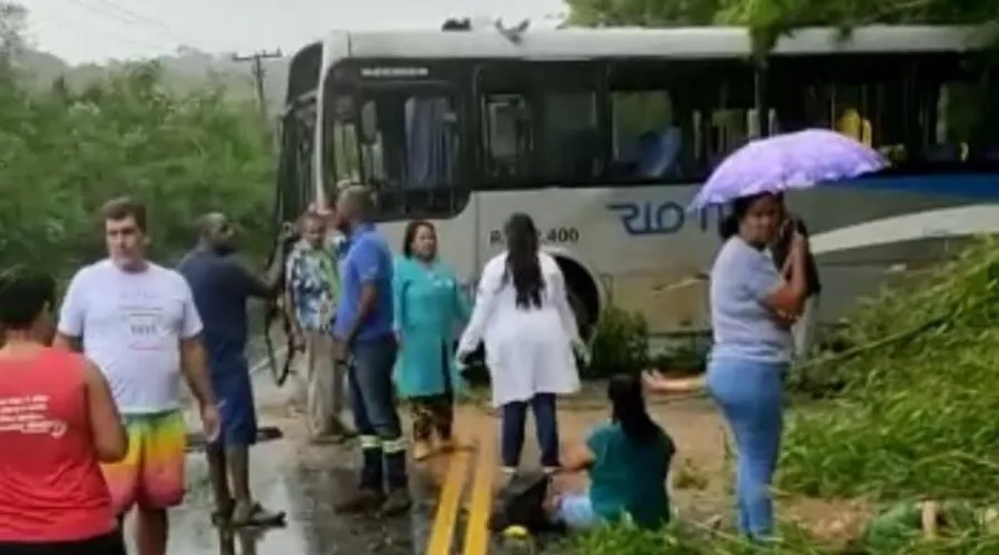 Pessoas próximas ao ônibus tentavam ajudar os feridos
