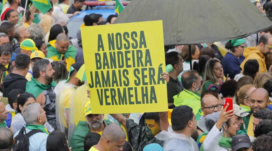 Os manifestantes levaram cartazes e gritavam o nome de Bolsonaro