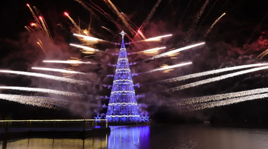 Uma das principais atrações deste ano, as águas dançantes que serão sincronizadas com um filme natalino projetado dentro da Lagoa de Araçatiba