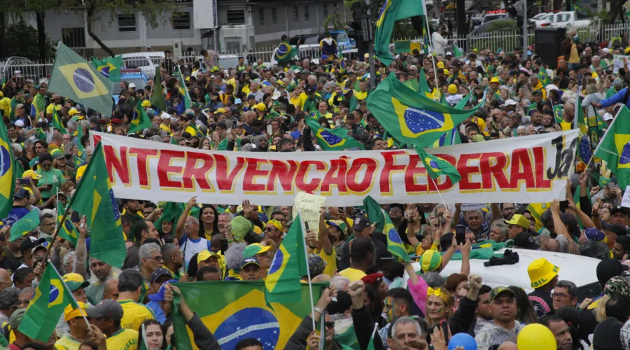Apoiadores de Bolsonaro fizeram uma manifestação em frente ao Comando Leste do Rio, no dia 2 de novembro
