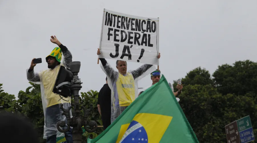 Apoiadores de Bolsonaro pedem por intervenção federal, o que não se aplicaria neste contexto de insatisfação com o resultado das eleições