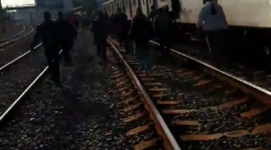 Passageiros reclamam que ficaram mais de 1h dentro do trem parado