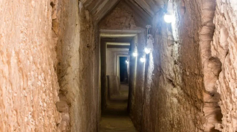 Túnel de rocha a cerca de 13 metros abaixo do Templo Tapuziris Magna