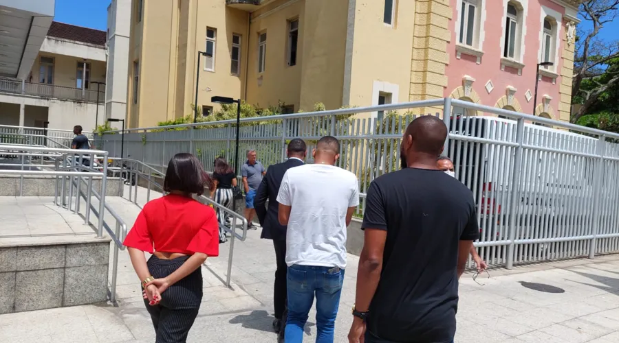 Os entregadores Jonathan Souza Mendonça e Eduardo Peçanha Marques chegaram na 1ª Vara Criminal de Niterói no início da tarde