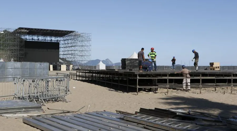 Montagem da arena para a Fifa Fan Fest na praia de Copacabana