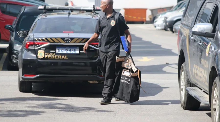 Dois veículos de luxo foram apreendidos. Agentes da PF apreenderam objetos já que chegaram na sede policial com malotes