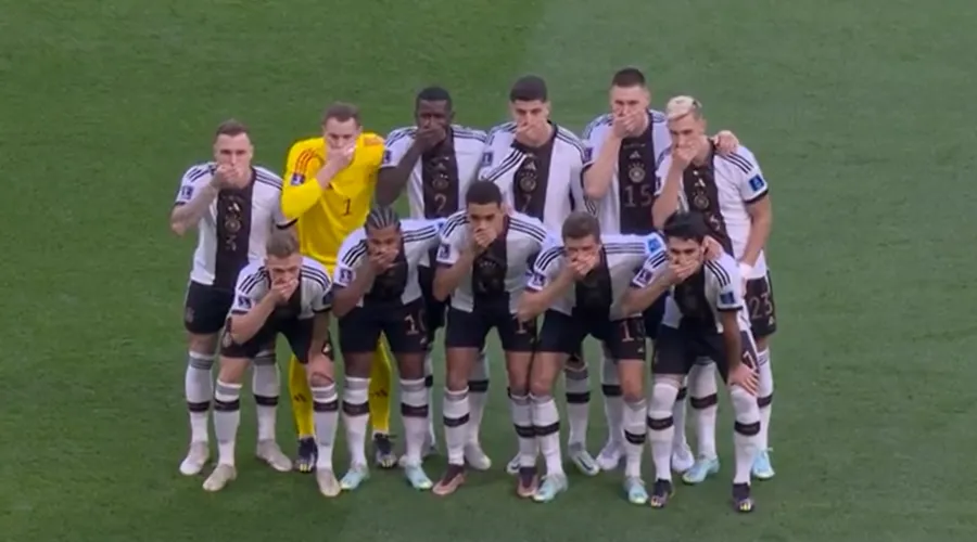 Jogadores da Alemanha tapam suas bocas em protesto contra a Fifa