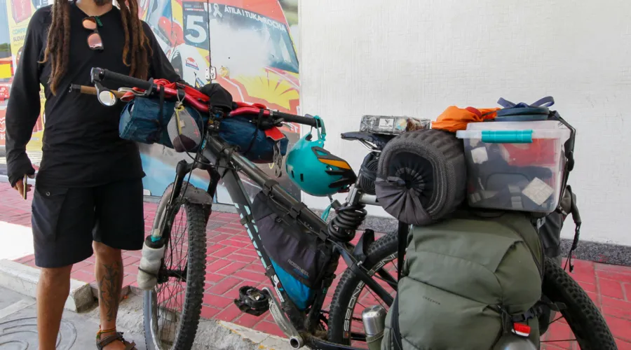 Venezuelano viaja sete meses pelo Brasil pedalando