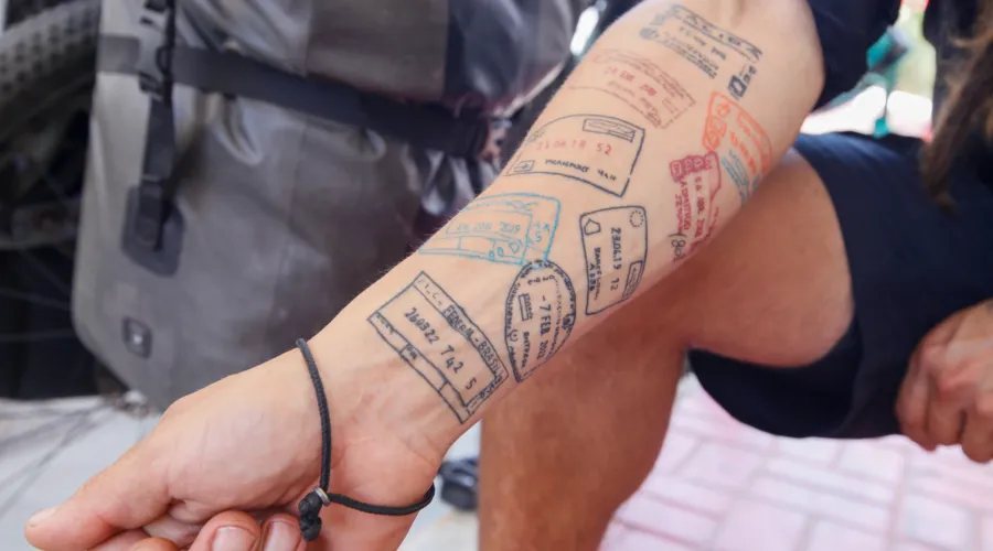 Seu braço virou seu passaporte. Ele decidiu eternizar com uma tatuagem os países por onde já passou, para sempre recordar