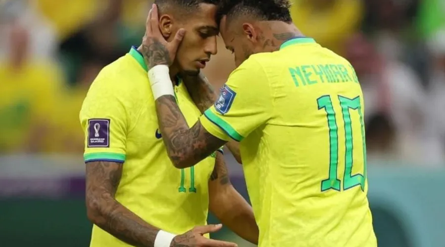Raphinha publica imagem com Neymar: "Ídolo"