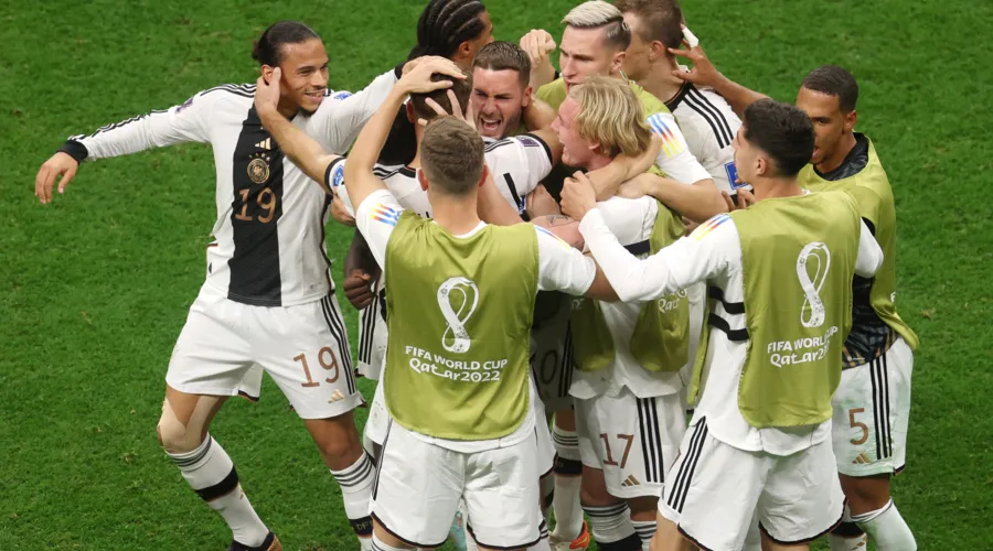 Equipe alemã vibra com o gol marcado no fim da partida