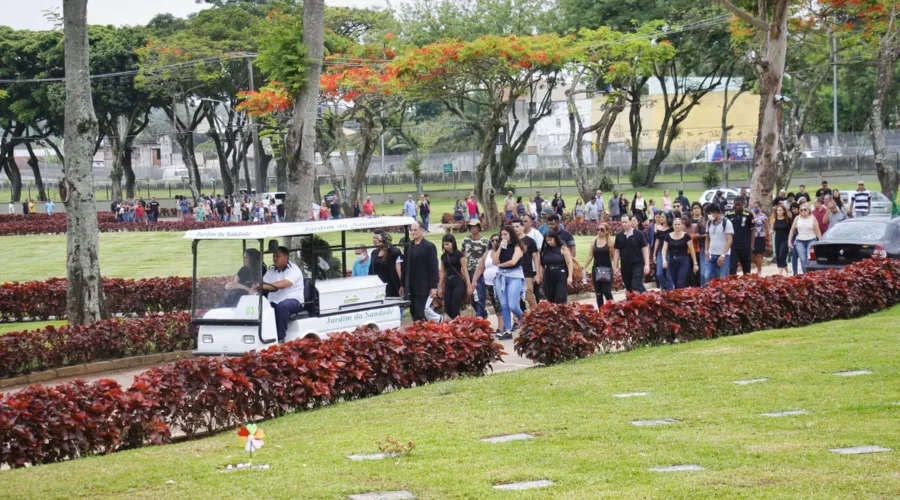 Familiares e amigos de Gabriel estiveram no Cemitério Jardim da Saudade na manhã desta terça