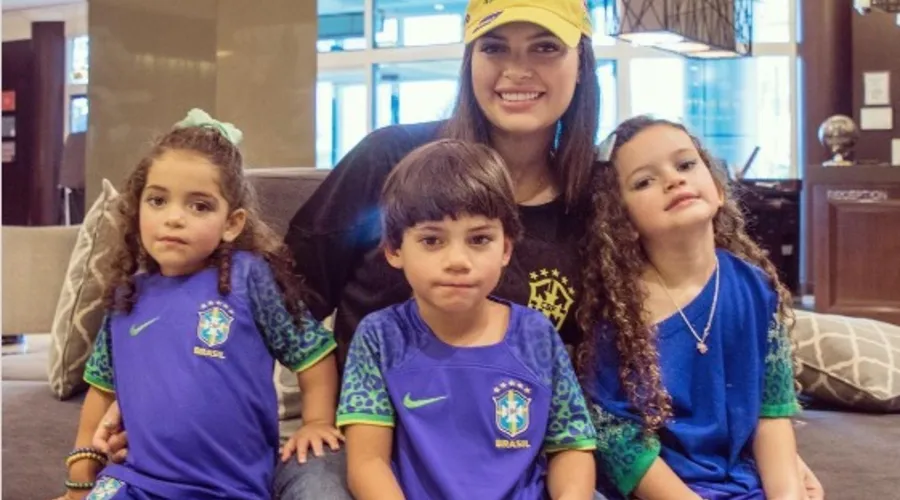 Laís Moraes, mulher de Ederson, goleiro reserva da Seleção, junto com os três filhos no Catar