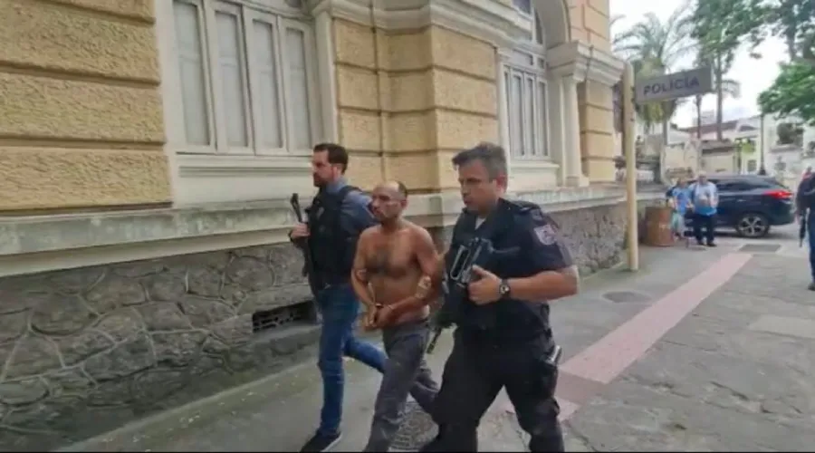 Marciano é levado por policiais para a delegacia do Centro de Niterói