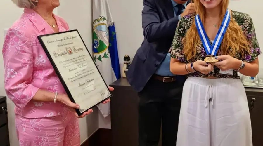 Julia Naspolini, de 16 anos, recebeu uma medalha em nome da mãe