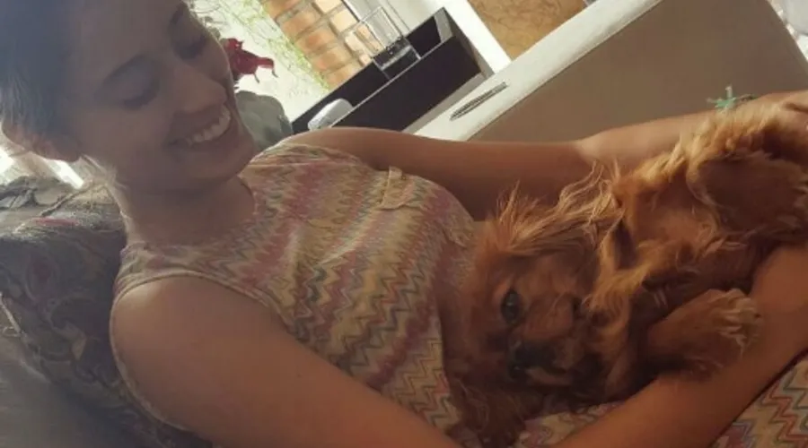 Gabriele com seu amado cachorro em casa