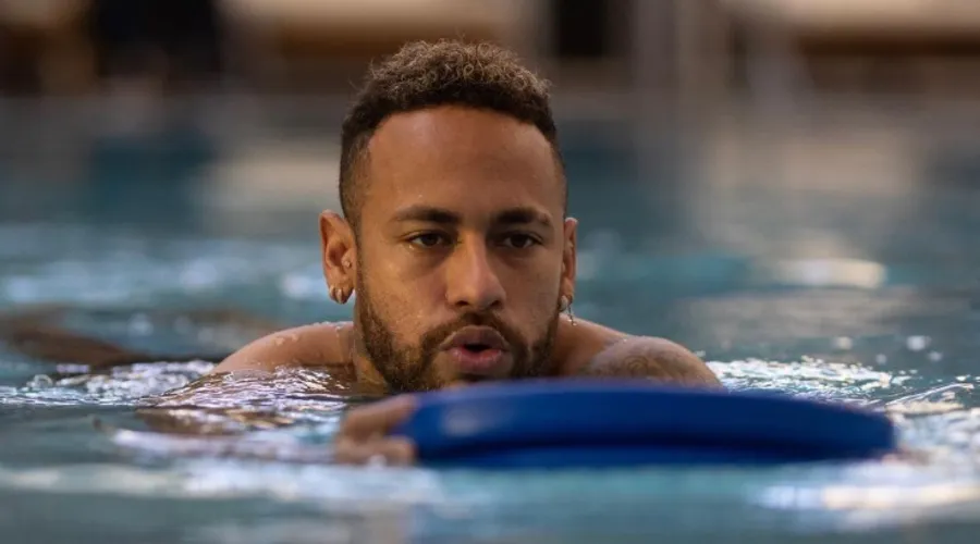 Neymar faz tratamento na piscina
