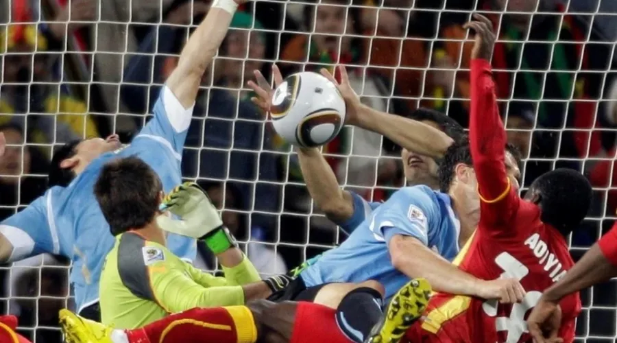 Suárez tirou a bola com as mãos em cima da linha na Copa de 2010, eliminando Gana