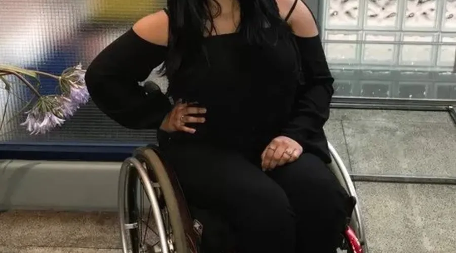 Tayane hoje tem 25 anos e cursa Direito. Ela foi atingida nas costas e acabou ficando paraplégica