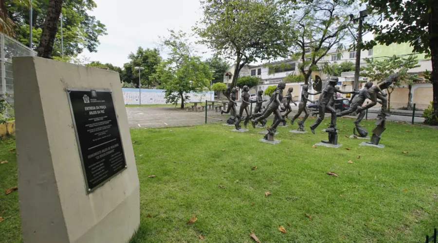 Em Realengo, uma estátua homenageia as crianças mortas no massacre