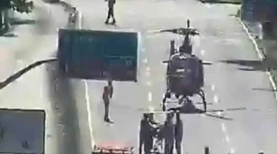 Devido a gravidade, um helicóptero da corporação pousou na pista para prestar socorro