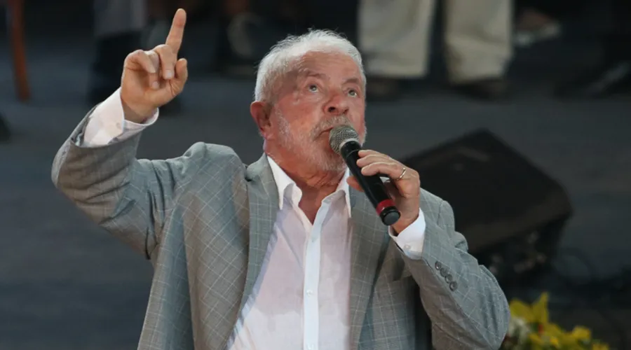 No dia 20 de novembro, Lula realizou uma laringoscopia para retirada de leucoplasia da prega vocal