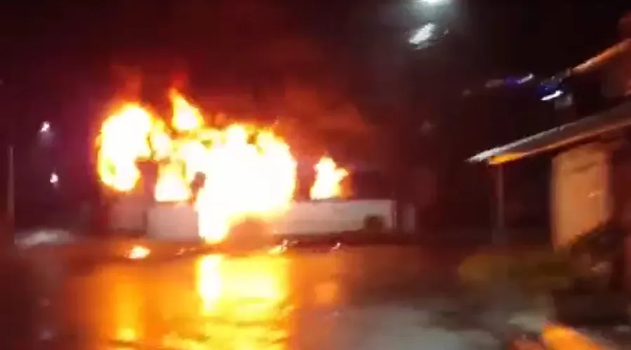 Bombeiros de Jacarepaguá foram acionados para combater o incêndio em um ônibus