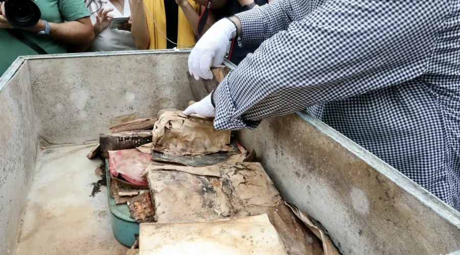 Dentro da cápsula, foram encontrados pedaço de bandeira do Brasil, revistas e jornais, além de cópia de documentos históricos