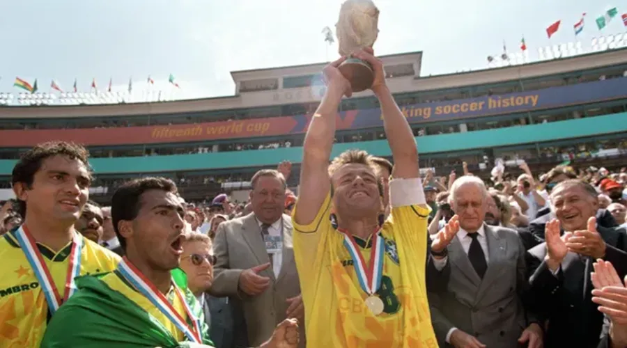 Em 1994, o Brasil faturou o tetracampeonato, chegando em 1998 na final e perdendo para a França e vencendo novamente em 2002