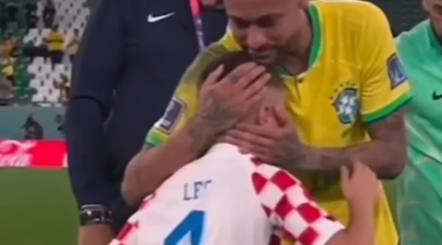 Filho de Ivan Perisic, da Croácia, recebeu um abraço de Neymar no fim da partida