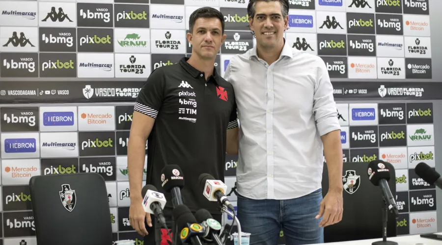 Mauricio Barbieri posa ao lado de Paulo Bracks, diretor de futebol do Vasco