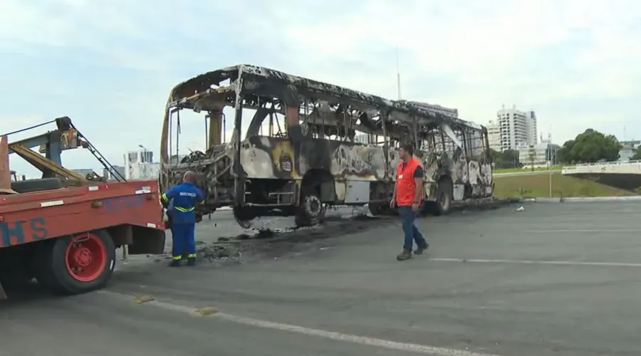 Ônibus destruído sendo rebocado em Brasília